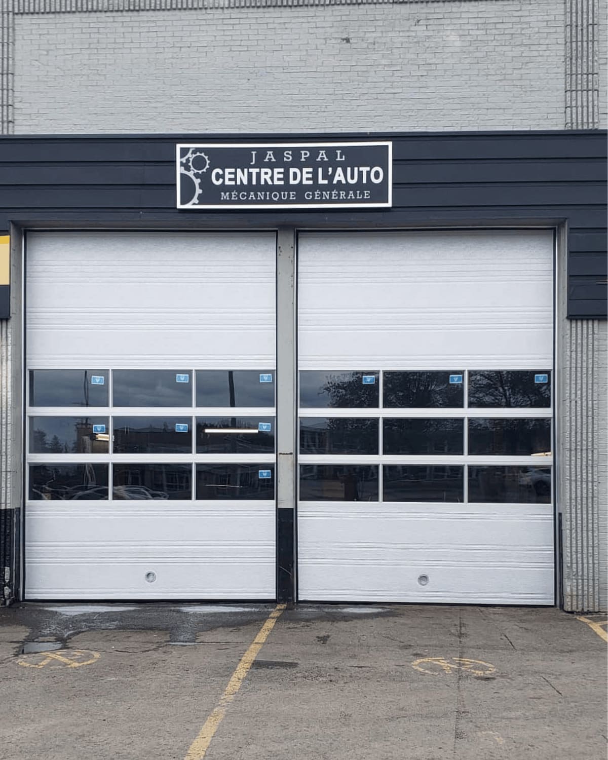 Portes de garage commerciales vitrées installées sur un centre de mécanique