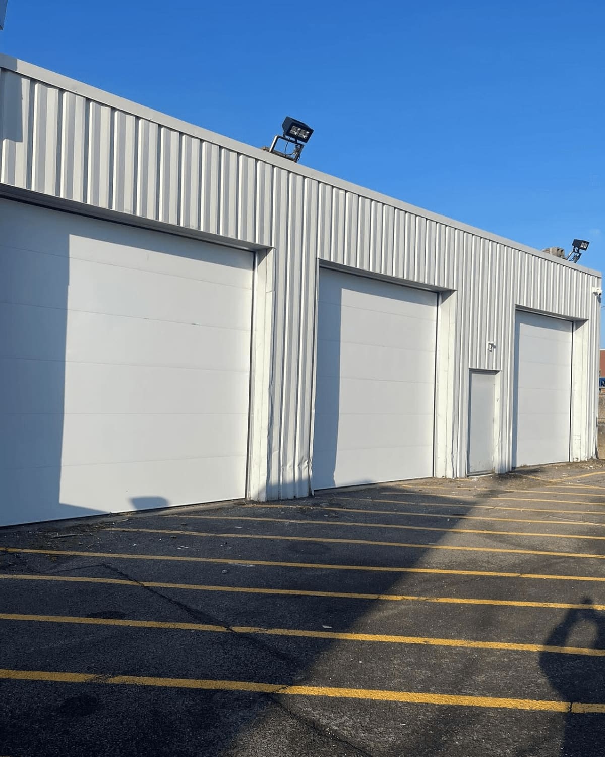 Portes de garage industrielles blanches sur un bâtiment commercial