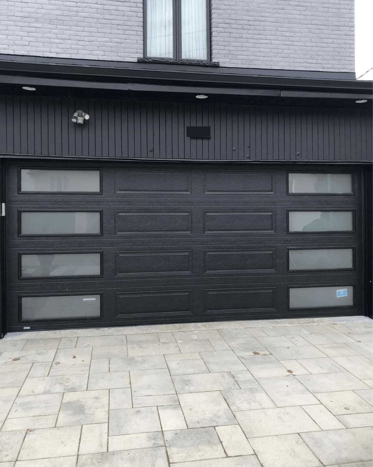 Porte de garage installée par MIR Portes de Garage, projet 1